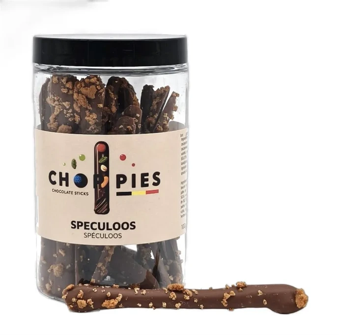 De afbeelding toont een transparante pot gevuld met Choppies chocolade sticks met speculoos.  De pot heeft een zwarte deksel en een minimalistisch beige label met de merknaam “Choppies” centraal weergegeven. Op het label staat ook duidelijk de smaak “Speculoos”, wat meteen de Belgische twist benadrukt.  Binnenin zie je lange, dunne chocolade sticks die rijkelijk bedekt zijn met stukjes speculoos, wat zorgt voor een extra crunchy textuur. Voor de pot ligt ook één stick, zodat het product goed zichtbaar is.  De uitstraling is clean, premium en modern, met een duidelijke focus op kwaliteit en smaakcombinatie.