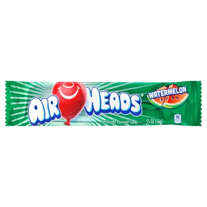 De afbeelding toont een Airheads Watermelon snoepreep tegen een witte achtergrond.  De verpakking is langwerpig en felgroen, wat meteen verwijst naar de watermeloensmaak. In het midden staat groot het herkenbare “Airheads” logo in witte letters met blauwe rand. Daarnaast zie je de iconische rode ballon met een gezichtje, wat typisch is voor het merk.  Aan de rechterkant staat duidelijk “Watermelon”, samen met een kleine afbeelding van een watermeloen, zodat de smaak meteen herkenbaar is. Onderaan zie je ook extra info zoals het gewicht en dat het om kunstmatig gearomatiseerd snoep gaat.  De stijl is speels, kleurrijk en opvallend, perfect gericht op een jong publiek en fans van Amerikaanse candy.