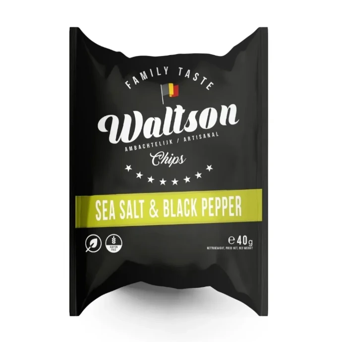 De afbeelding toont een zakje Waltson chips – Sea Salt &amp; Black Pepper tegen een witte achtergrond.  De verpakking is zwart en strak vormgegeven, wat meteen een premium en ambachtelijke uitstraling geeft. Bovenaan staat de tekst “Family Taste” met een klein Belgisch vlaggetje, wat benadrukt dat het om een Belgisch product gaat.  In het midden zie je de merknaam “Waltson” in een sierlijk, wit lettertype, met daaronder “Chips” en de aanduiding ambachtelijk / artisanal.  Opvallend is de groene horizontale band waarop duidelijk de smaak staat: 👉 “Sea Salt &amp; Black Pepper”  Onderaan staan nog kleine iconen en het gewicht (40g).  De stijl is minimalistisch, modern en premium, gericht op mensen die op zoek zijn naar kwalitatieve chips met een verfijnde smaak.